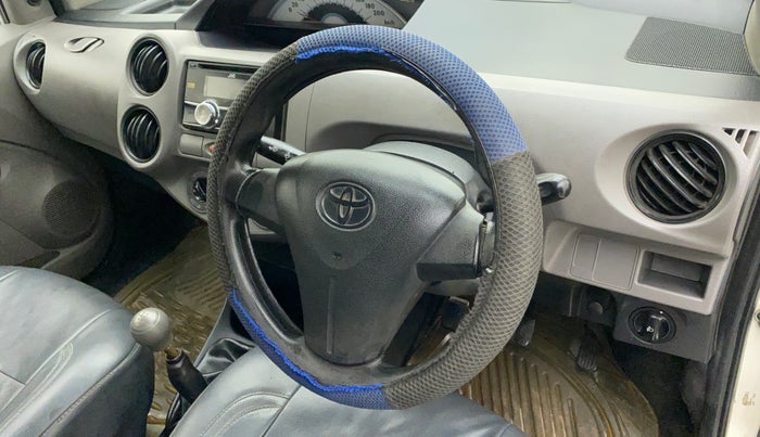 2011 Toyota Etios G, Petrol, Manual, 92,360 km, Steering wheel - Steering cover is minor torn