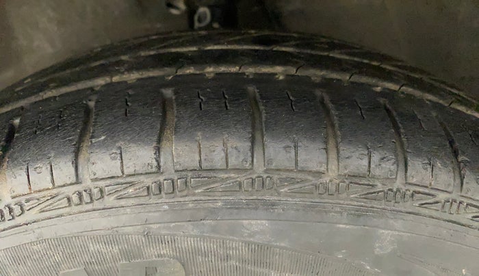 2013 Maruti Ritz VXI, Petrol, Manual, 62,232 km, Left Front Tyre Tread