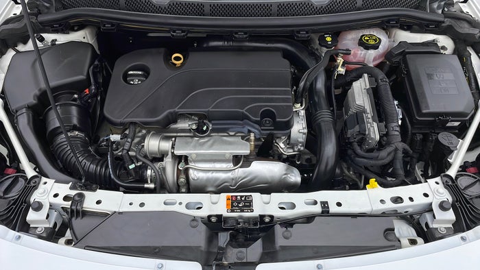 Opel Astra-Engine Bonet View