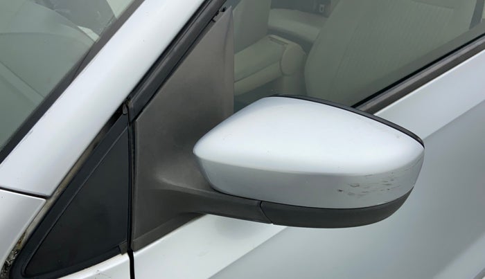 2010 Volkswagen Vento HIGHLINE 1.6 MPI, Petrol, Manual, 1,21,832 km, Left rear-view mirror - Slight misalignment