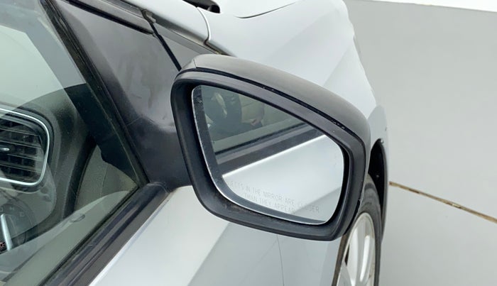 2010 Volkswagen Vento HIGHLINE 1.6 MPI, Petrol, Manual, 1,21,832 km, Right rear-view mirror - Mirror movement not proper