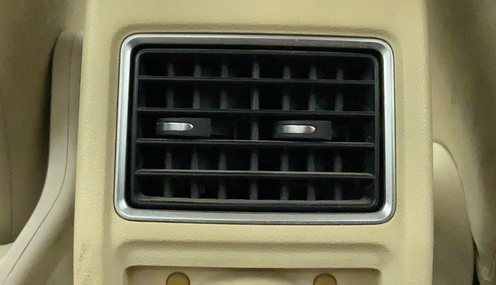 2010 Volkswagen Vento HIGHLINE 1.6 MPI, Petrol, Manual, 1,21,832 km, Rear AC Vents