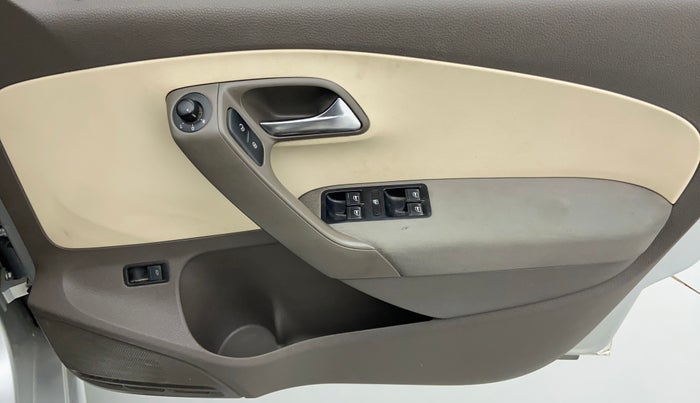 2010 Volkswagen Vento HIGHLINE 1.6 MPI, Petrol, Manual, 1,21,832 km, Driver Side Door Panels Control