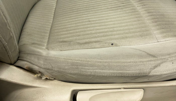2010 Volkswagen Vento HIGHLINE 1.6 MPI, Petrol, Manual, 1,21,832 km, Driver seat - Cover slightly torn