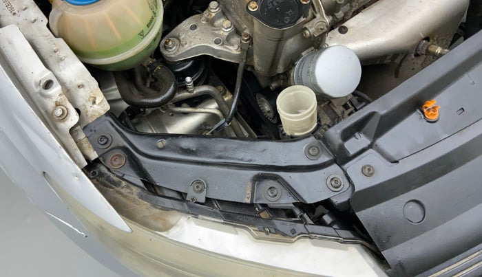 2010 Volkswagen Vento HIGHLINE 1.6 MPI, Petrol, Manual, 1,21,832 km, Right headlight - Clamp has minor damage