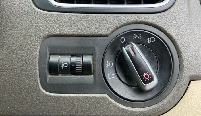 2010 Volkswagen Vento HIGHLINE 1.6 MPI, Petrol, Manual, 1,21,832 km, Dashboard - Headlight height adjustment not working