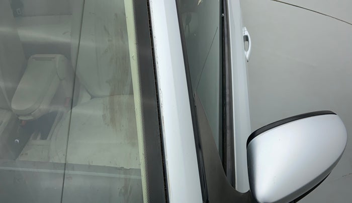 2010 Volkswagen Vento HIGHLINE 1.6 MPI, Petrol, Manual, 1,21,832 km, Left A pillar - Paint is slightly faded