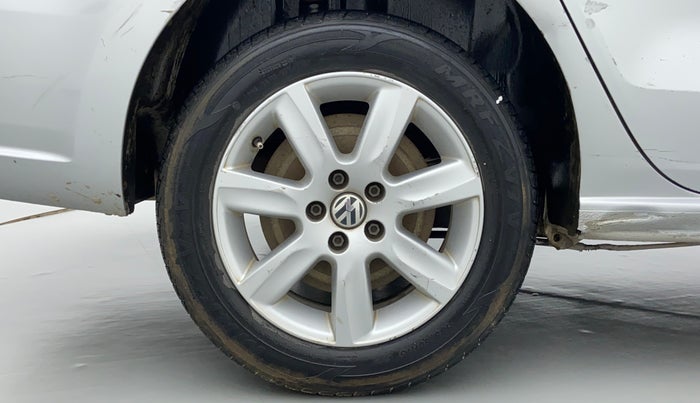 2010 Volkswagen Vento HIGHLINE 1.6 MPI, Petrol, Manual, 1,21,832 km, Right Rear Wheel