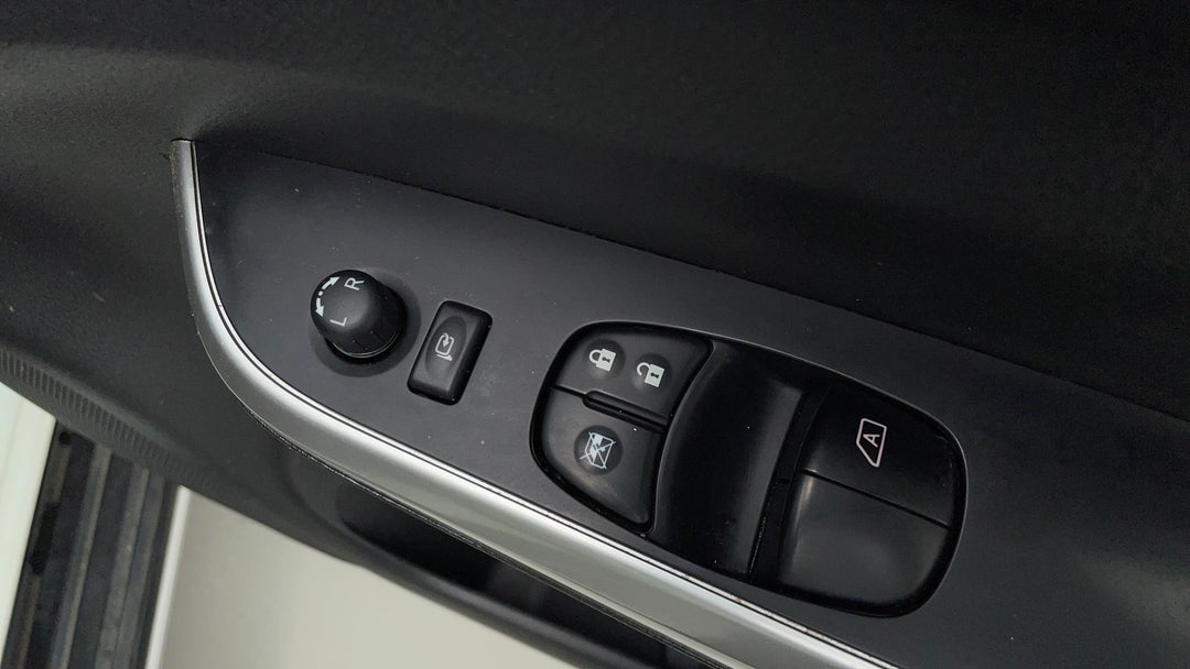 2016 Nissan Navara St-x (4x4), Automatic, 121451 km, Drivers Side Door Panel Controls