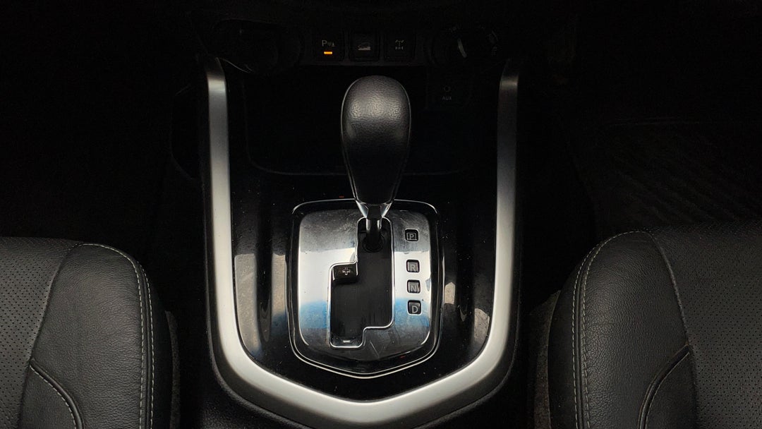 2016 Nissan Navara St-x (4x4), Automatic, 121451 km, Gear Lever 