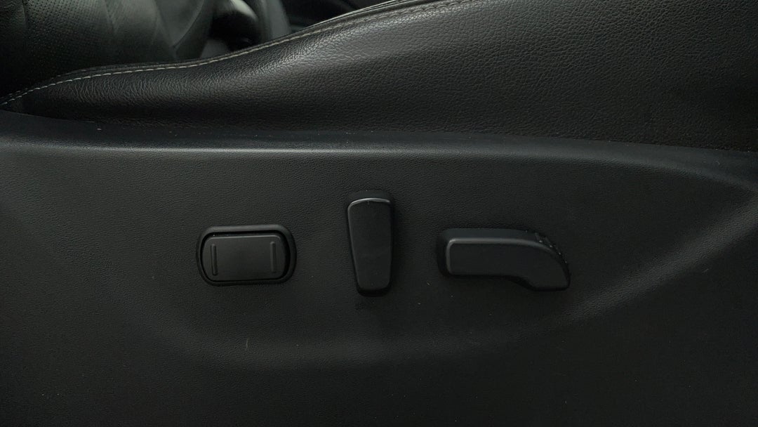 2016 Nissan Navara St-x (4x4), Automatic, 121451 km, Drivers Side Adjustment Panel