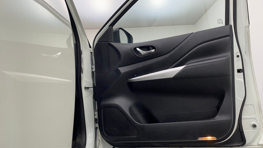 2016 Nissan Navara St-x (4x4), Automatic, 121451 km, Speaker View