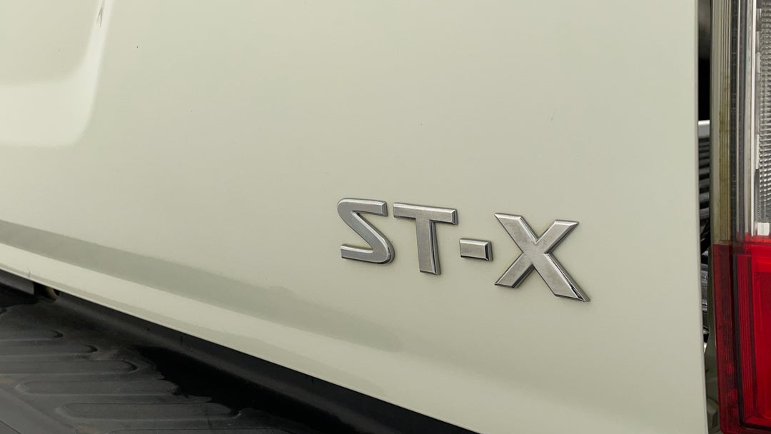 2016 Nissan Navara St-x (4x4), Automatic, 121451 km, Badge (Boot Right Side)