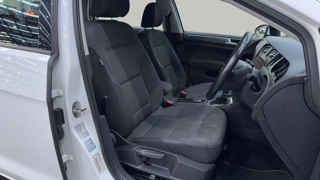 2018 Volkswagen Golf 110 Tsi Comfortline, Automatic, 100413 km, Right Side Front Door Cabin View