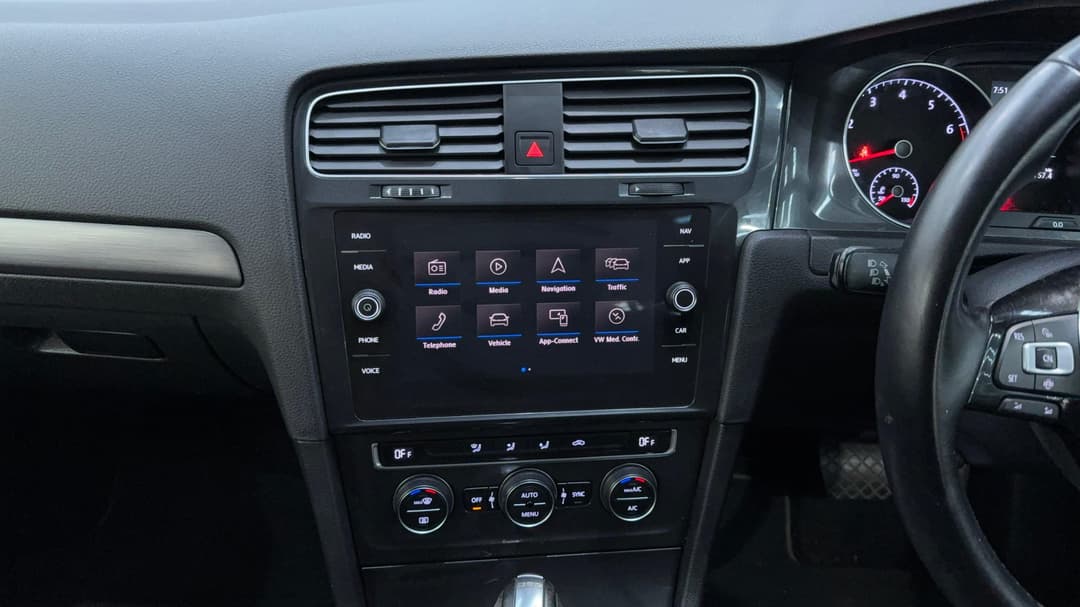 2018 Volkswagen Golf 110 Tsi Comfortline, Automatic, 100413 km, Center Console