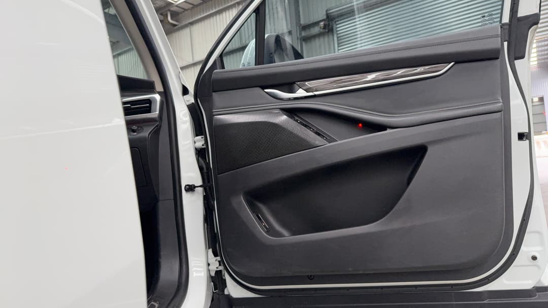 2021 LDV D90 Executive (4WD), Automatic, 83778 km, Speaker View