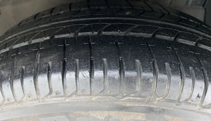 2017 Maruti Ertiga VXI ABS, Petrol, Manual, 68,104 km, Right Front Tyre Tread