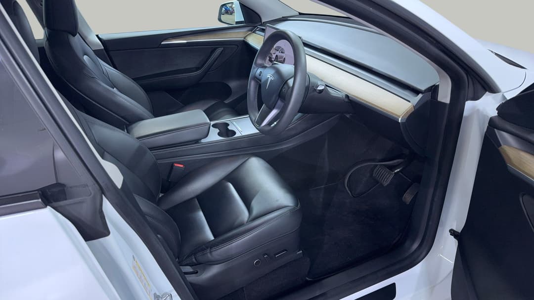 2023 Tesla Model Y Rear-wheel Drive, Automatic, 60579 km, Right Side Front Door Cabin View