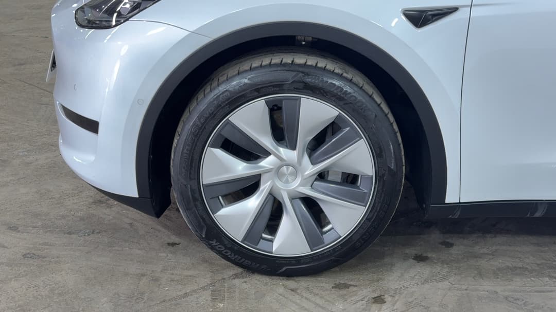 2023 Tesla Model Y Rear-wheel Drive, Automatic, 60579 km, Left Front Wheel