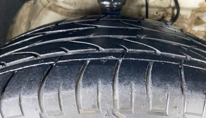 2020 Mahindra XUV300 1.2 W6 MT, Petrol, Manual, 22,100 km, Right Front Tyre Tread