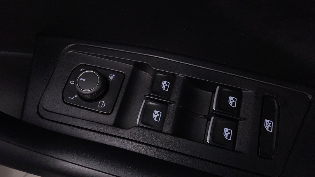 2022 Volkswagen T-roc 140tsi R-line (restricted Ftr), Automatic, 30130 km, Drivers Side Door Panel Controls