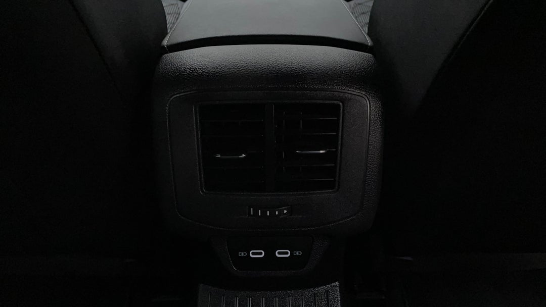 2022 Volkswagen T-roc 140tsi R-line (restricted Ftr), Automatic, 30130 km, Rear A/C Vent