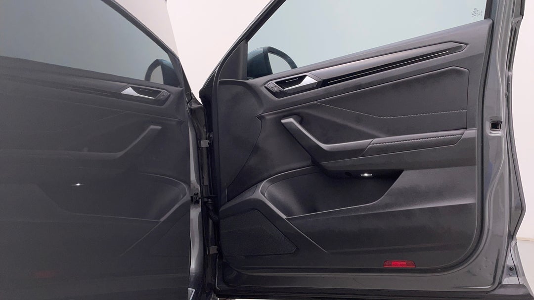 2022 Volkswagen T-roc 140tsi R-line (restricted Ftr), Automatic, 30130 km, Speaker View