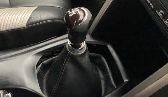 2018 Toyota Innova Crysta 2.4 VX 8 STR, Diesel, Manual, 73,793 km, Gear lever - Boot Cover minor damage