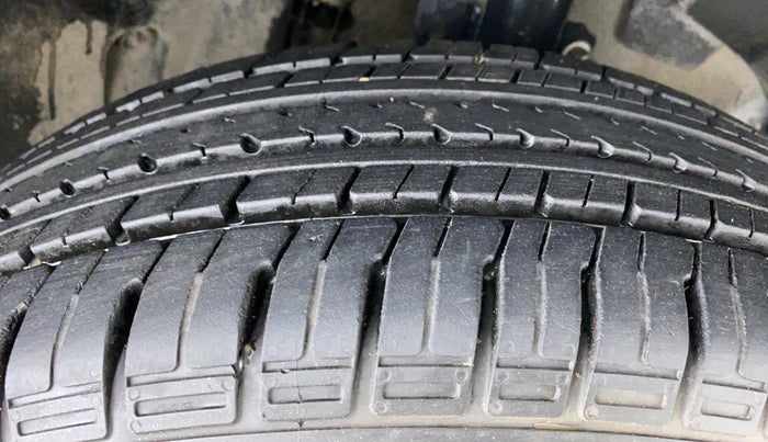 2016 Renault Duster RXL PETROL 104, Petrol, Manual, Right Front Tyre Tread