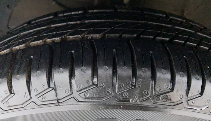 2018 Maruti Swift VXI D, Petrol, Manual, 57,557 km, Left Front Tyre Tread