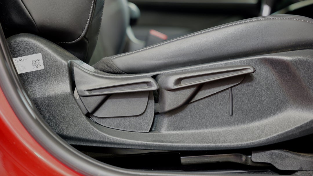 2023 Honda HR-V E:hev L, Automatic, 31131 km, Drivers Side Adjustment Panel