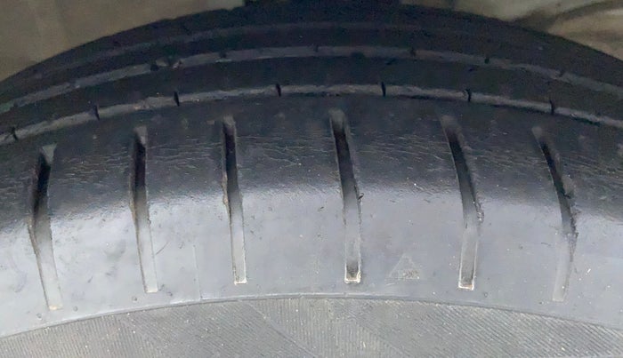2018 Maruti Swift ZXI+, Petrol, Manual, 29,465 km, Right Front Tyre Tread