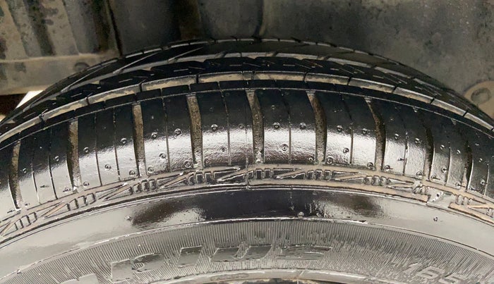 2015 Maruti Swift VXI D, Petrol, Manual, 44,708 km, Right Rear Tyre Tread