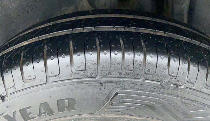 2015 Maruti Swift VXI D, Petrol, Manual, 44,708 km, Left Rear Tyre Tread