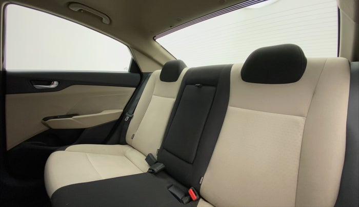 2017 Hyundai Verna 1.6 CRDI SX + AT, Diesel, Automatic, 44,626 km, Right Side Rear Door Cabin