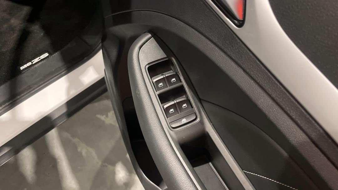 2022 MG ZS Excite, Automatic, 30817 km, Drivers Side Door Panel Controls