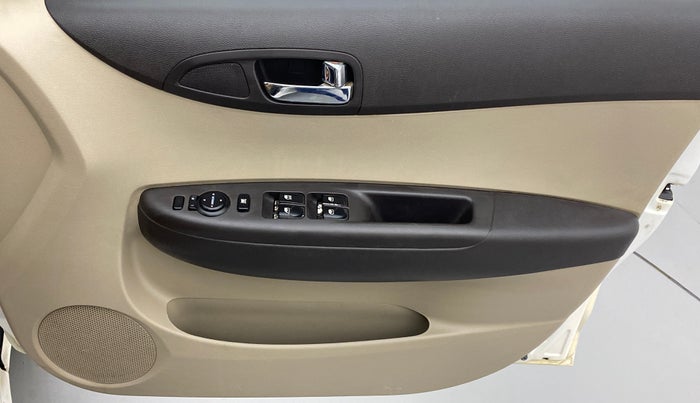 2012 Hyundai i20 MAGNA O 1.2, Petrol, Manual, 58,954 km, Driver Side Door Panels Control