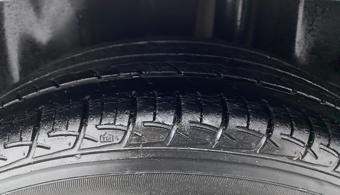 2018 Maruti Ciaz DELTA 1.5 SHVS MT PETROL, Petrol, Manual, 63,942 km, Left Rear Tyre Tread