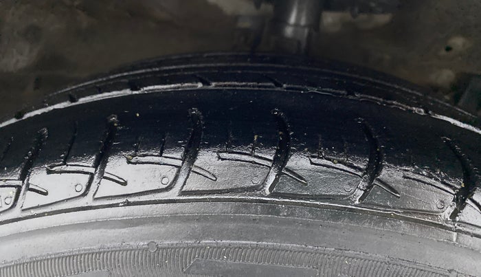 2018 Maruti Ciaz DELTA 1.5 SHVS MT PETROL, Petrol, Manual, 63,942 km, Right Front Tyre Tread