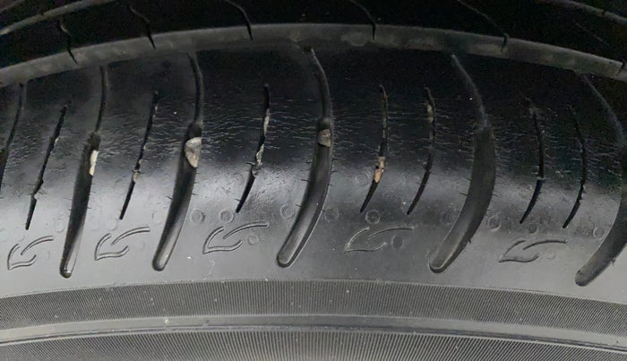 2020 Mahindra XUV300 W8 1.2 PETROL, Petrol, Manual, 30,536 km, Left Rear Tyre Tread