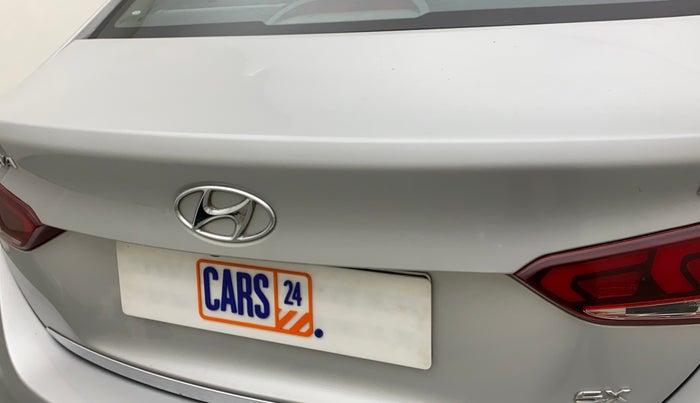 2018 Hyundai Verna 1.6 VTVT SX O, CNG, Manual, 90,120 km, Dicky (Boot door) - Paint has minor damage