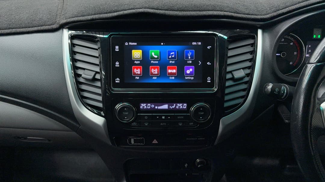 2017 Mitsubishi Triton Gls (4x4), Manual, 74704 km, Center Console