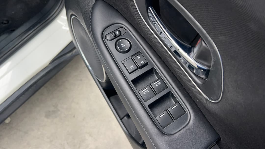 2017 Honda HR-V Vti-s, Automatic, 72333 km, Drivers Side Door Panel Controls