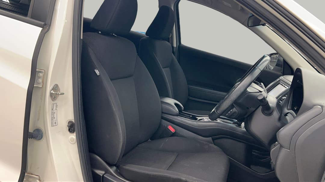 2017 Honda HR-V Vti-s, Automatic, 72333 km, Right Side Front Door Cabin View