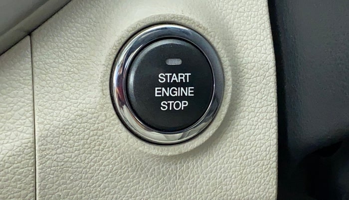 2019 Mahindra XUV300 W8(O), Diesel, Manual, 52,637 km, Keyless Start/ Stop Button