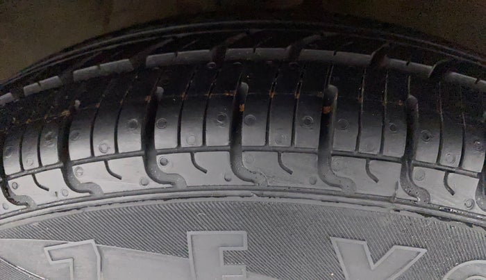 2010 Hyundai i10 SPORTZ 1.2, Petrol, Manual, 1,10,341 km, Right Front Tyre Tread
