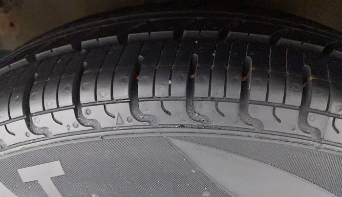 2010 Hyundai i10 SPORTZ 1.2, Petrol, Manual, 1,10,341 km, Left Front Tyre Tread