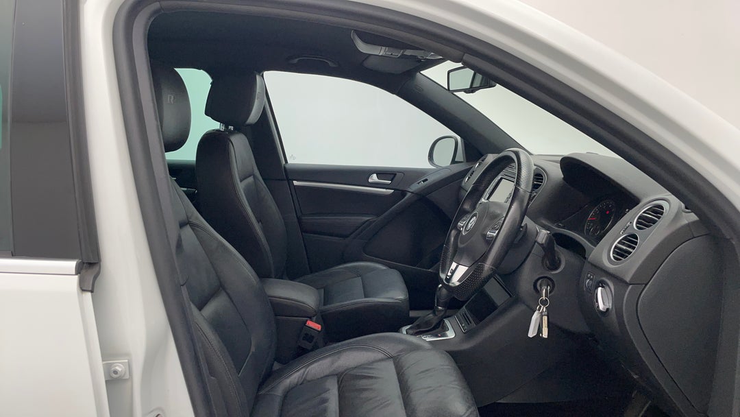 2015 Volkswagen Tiguan 155 Tsi R-line (4x4), Automatic, 81874 km, Right Side Front Door Cabin View