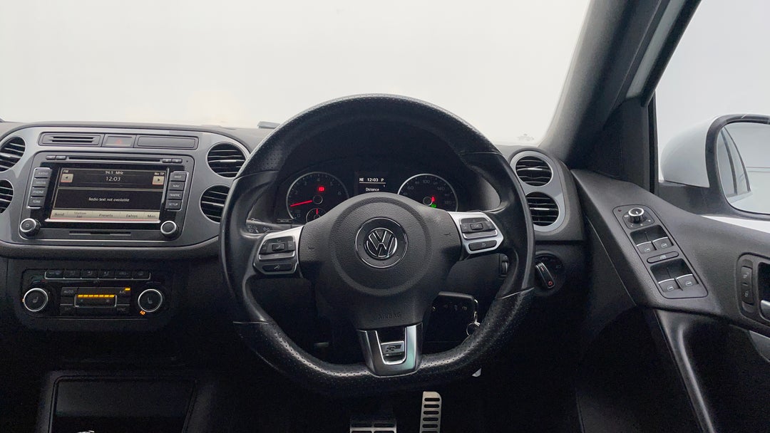 2015 Volkswagen Tiguan 155 Tsi R-line (4x4), Automatic, 81874 km, Steering Wheel Close-up