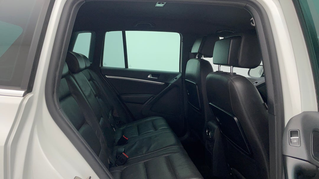2015 Volkswagen Tiguan 155 Tsi R-line (4x4), Automatic, 81874 km, Right Side Rear Door Cabin View